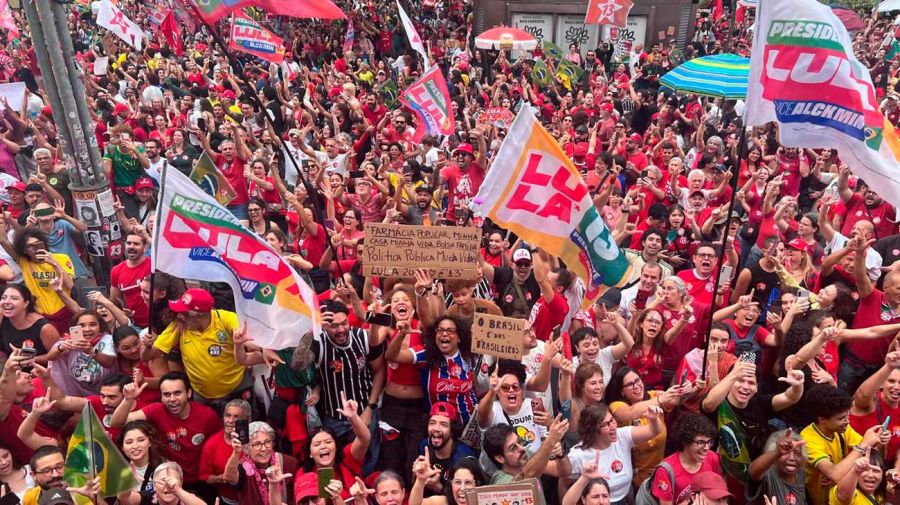 Una multitud acompañó a Lula en la campaña