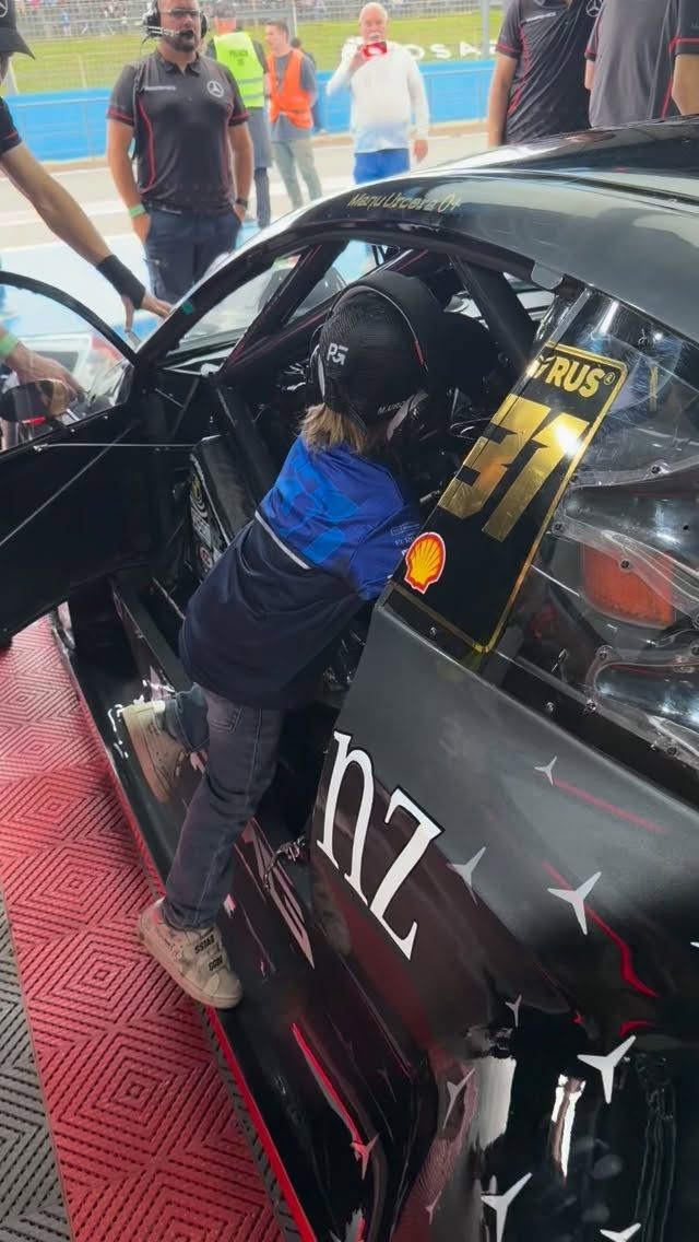 Cruz, el hijo de Manu Urcera y Nicole Neumann, alentando a su papá en el autódromo
