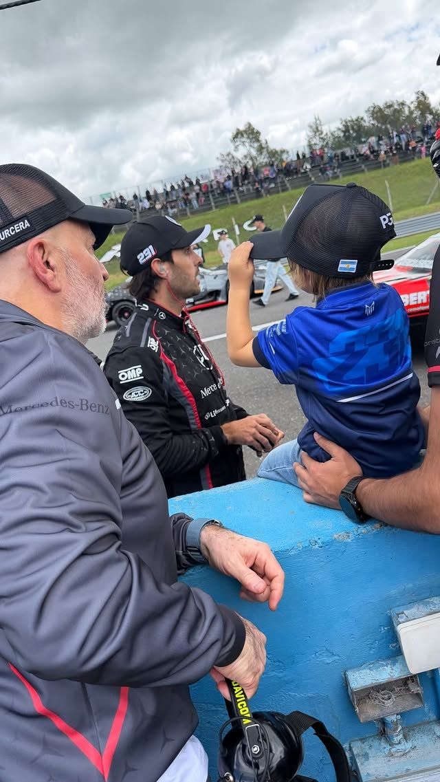 Cruz, el hijo de Manu Urcera y Nicole Neumann, alentando a su papá en el autódromo