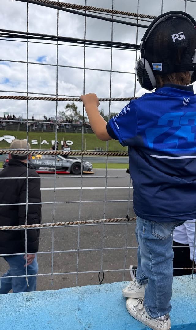 Cruz, el hijo de Manu Urcera y Nicole Neumann, alentando a su papá en el autódromo
