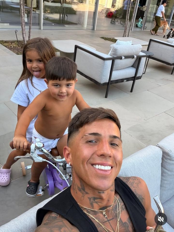 Enzo Fernández y sus hijos Benja y Olivia