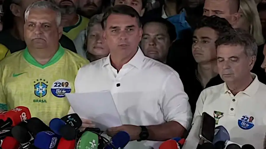 FLÁVIO BOLSONARO reacciona a los resultados de las ELECCIONES EN BRASIL