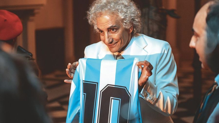 Juan Minujín como Guillermo Coppola