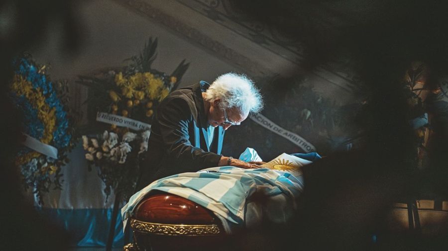 Juan Minujín como Guillermo Coppola
