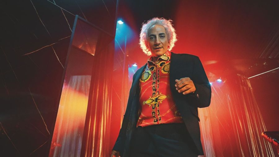 Juan Minujín como Guillermo Coppola