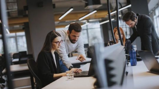 ADP amplía reportes con cifras semanales para seguir empleo privado en EE.UU.