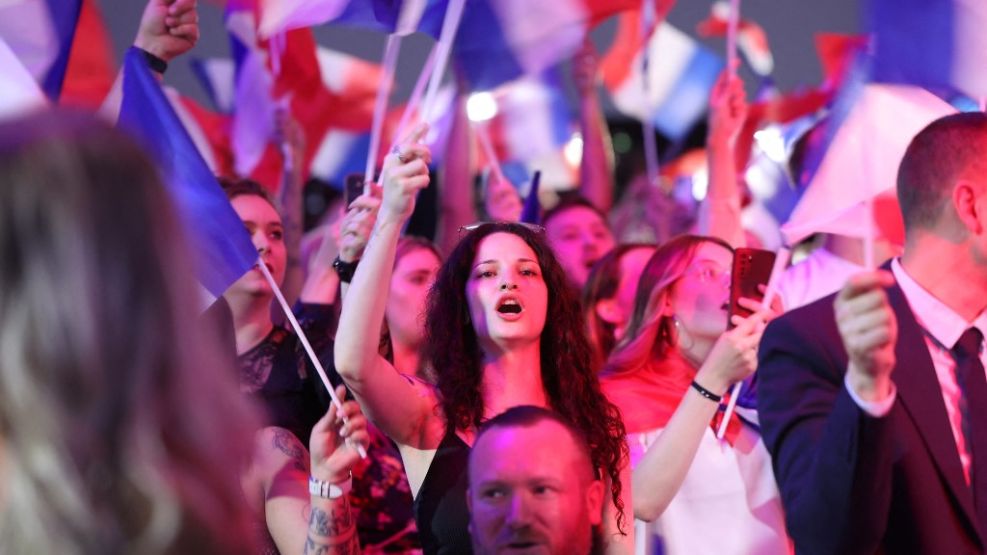La extrema derecha francesa gana la primera vuelta de las legislativas y la coalición de Macron queda tercera