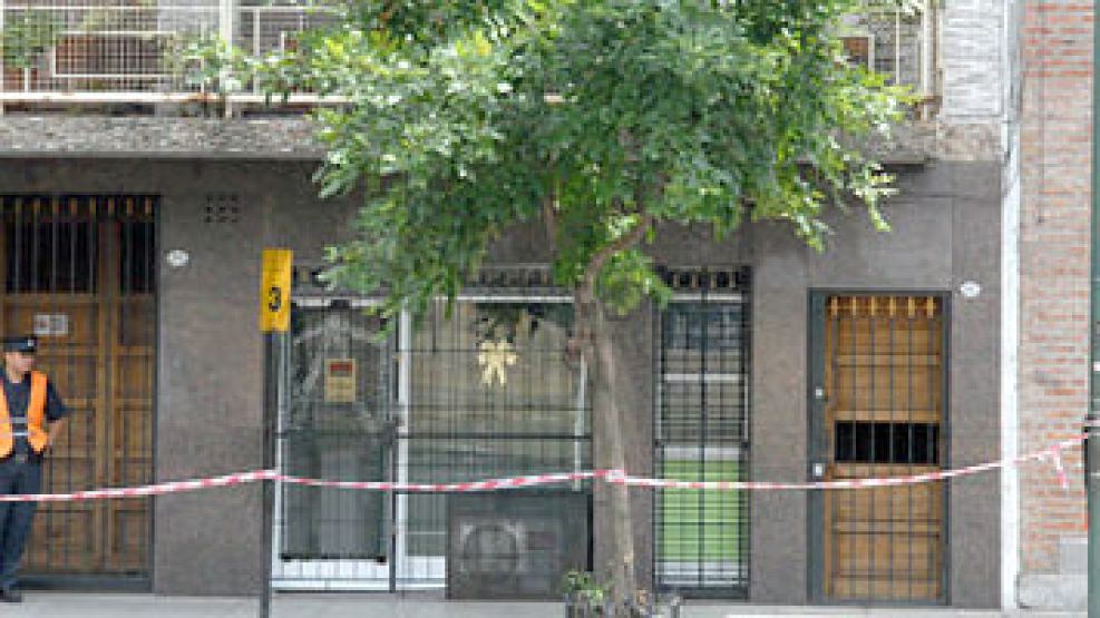 La custodia policial frente a la vivienda de Constitución donde se cometió el doble crimen.