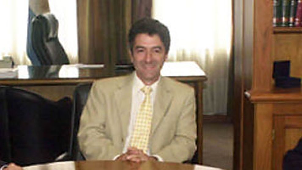 Roberto Perroti, intendente de Pinamar, fue denunciado por el delito de "extorsión".