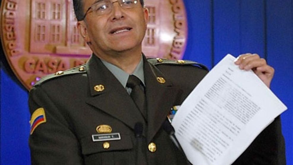 El director de la policía colombiana, Oscar Naranjo, reveló dos documentos que comprometen al gobierno ecuatoriano. 