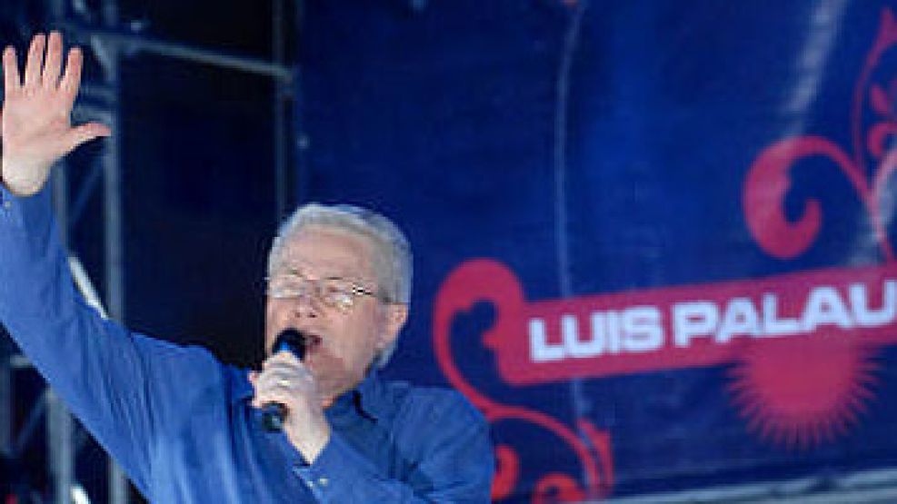 Luis Palau habla en la 9 de Julio. Reunió más gente que todos los políticos argentinos juntos.
