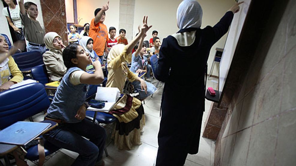 En el barrio de Saida Zeinab en Siria, maestras dan clases de nivelación a niños iraquíes.