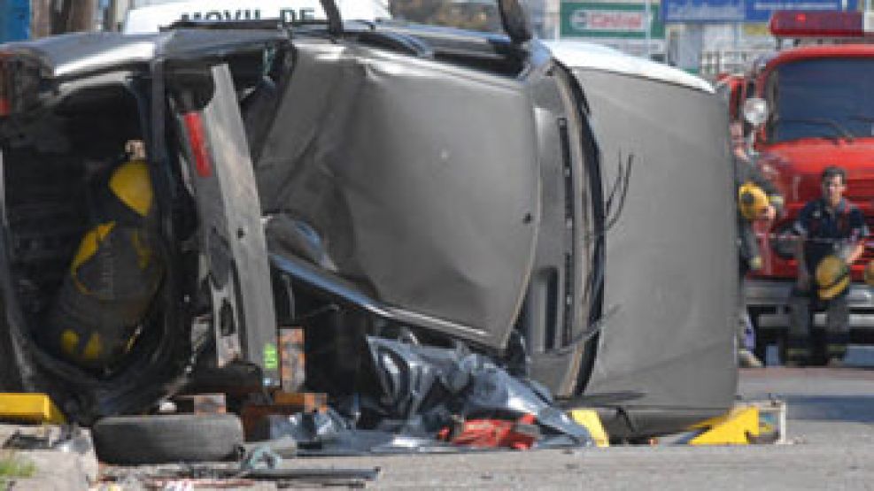 El Renault 19 destruído en Lanús. Allí murió un joven de 25 años.