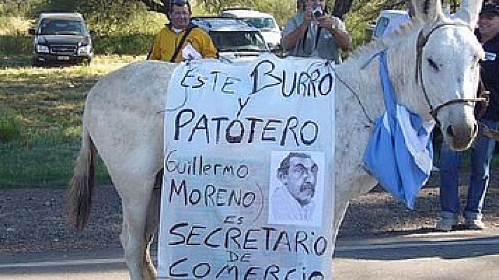 Los ruralistas protesta con un burro que representa a Moreno. No lo quieren ni un poco, pero el es parte de la negociación. 