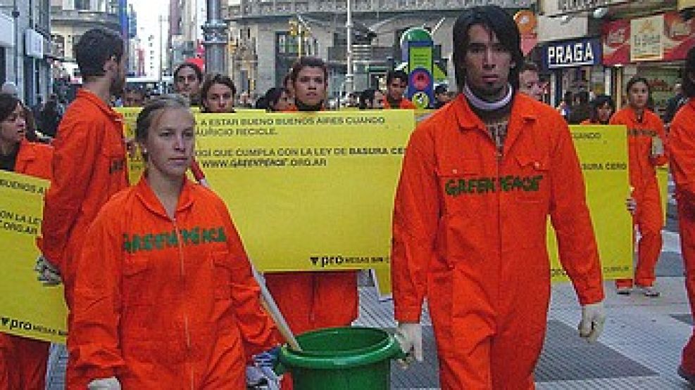 La colorida protesta de Greenpeace contra el jefe de Gobierno porteño Mauricio MAcri.