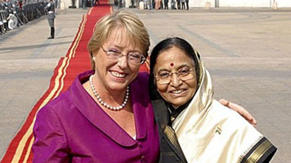 La presidenta chilena, Michelle Bachelet (izquierda), abraza a su par de la India, Pratibha Patil.