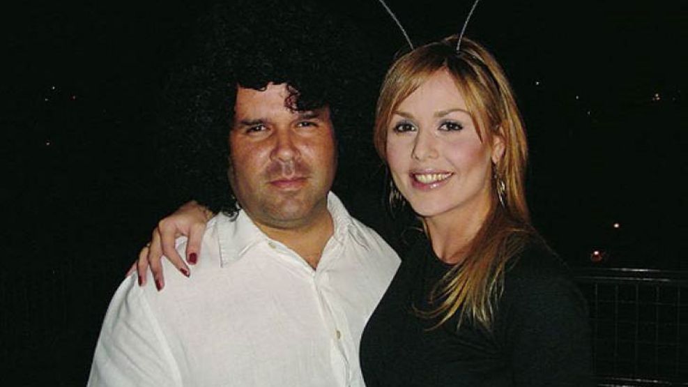 Amigos. Victoria Bereziuk y el secretario de Julio De Vido, durante una fiesta con carnaval carioca.