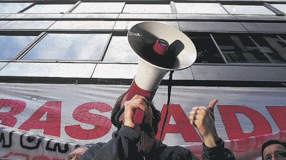 CONFLICTO. El intempestivo final de PERFIL el último día del mes de julio de 1998 dejó sin trabajo a gran cantidad de personas, que tomaron el edificio de la editorial.