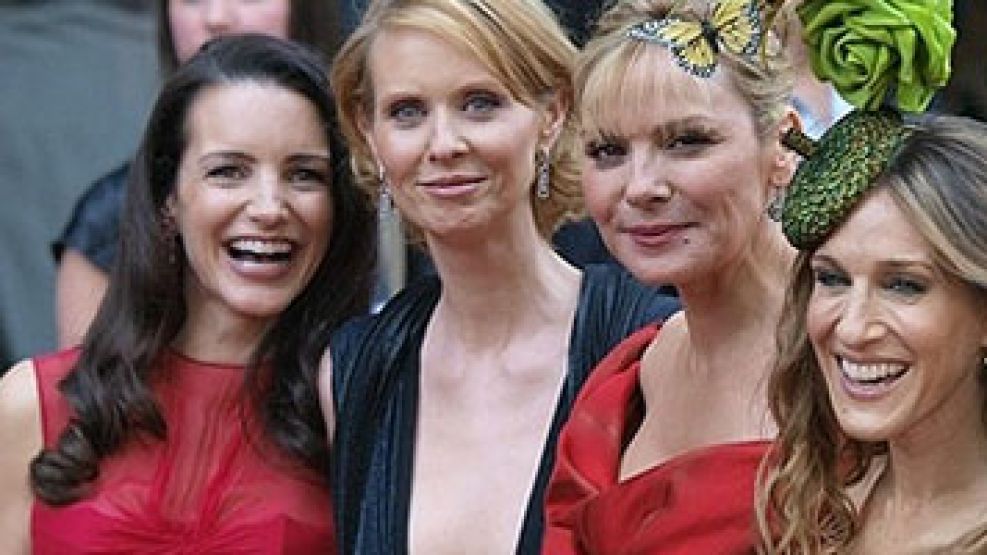 Una multitud de fanáticas al borde de la histeria esperaron durante horas la llegada de las protagonistas