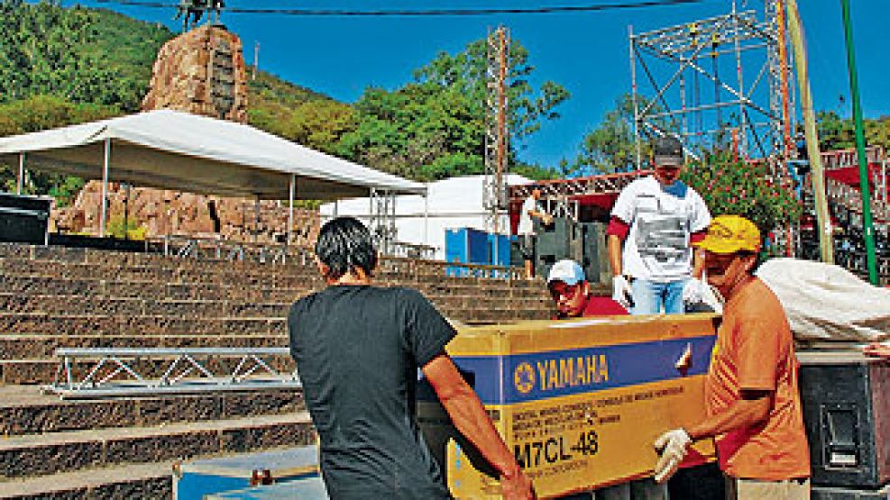 Ayer comenzó a armarse el escenario bajo el cerro sobre el que se parará la Presidenta junto a su gabinete para defender las políticas del Gobierno.