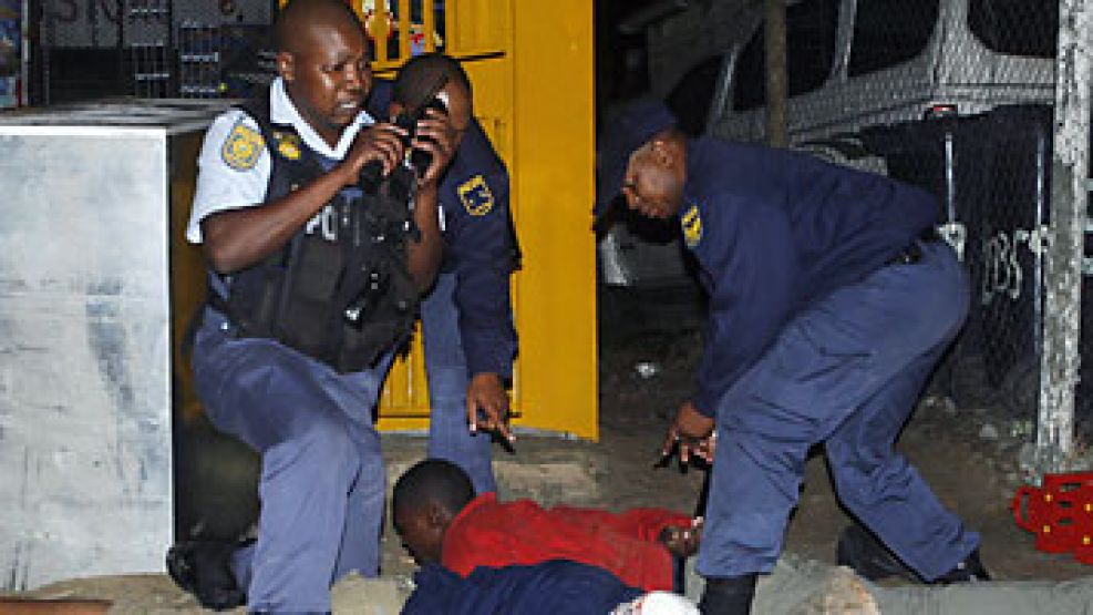 Policías sudafricanos detienen a un hombre durante los hechos de violencia de esta semana.