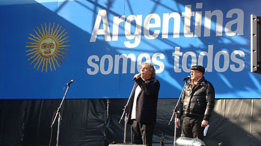 Coco Silly y Daniel Aráoz en el escenario aminándo el acto.