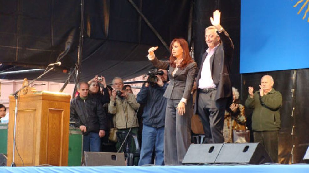 Cristina y Néstor saludando en el escenario. 