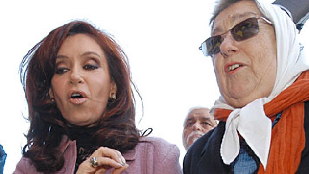 Hebe de Bonafini junto a la Presidenta Cristina Fernández de Kirchner, a quien hoy defiende aún clamando represión.