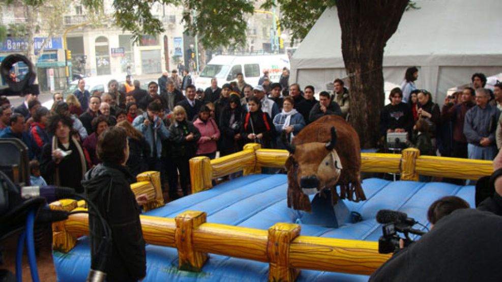 Granados y Ciccioli con buscan una "valiente" para que intente domar al toro mecánico.