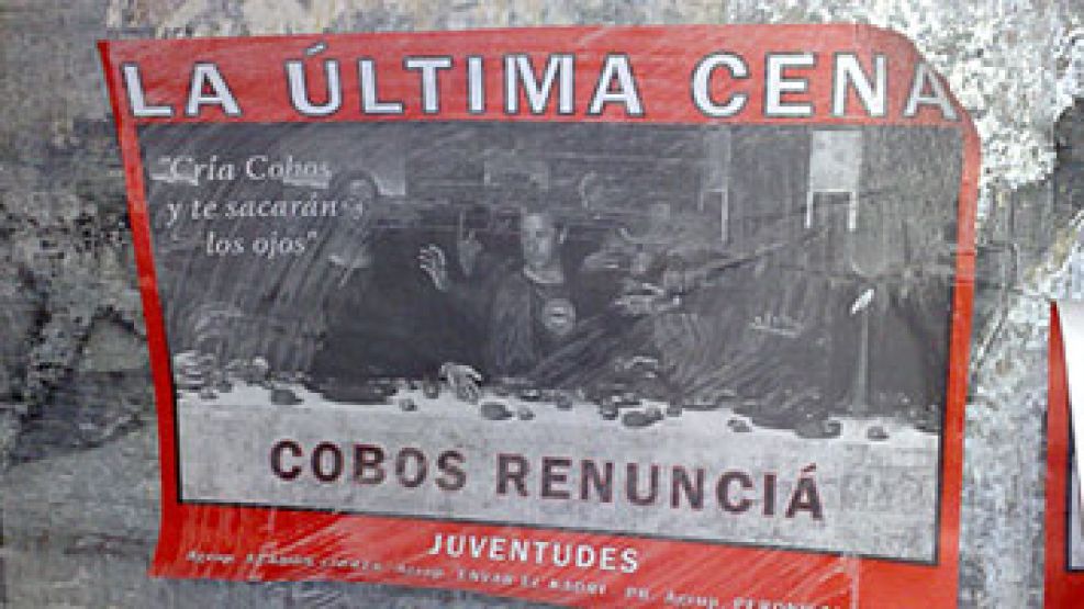 Los afiches representan a La última cena, con un Cobos con la remera de la SRA.