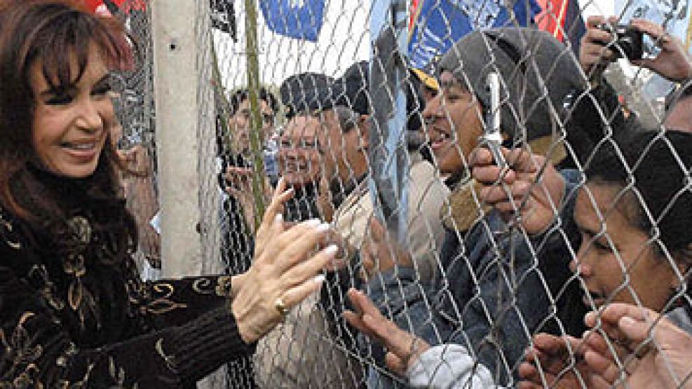 Cristina saluda a través de una reja a ciudadanos que fueron a darle su apoyo, en contraposición a los ruralistas que la silbaron.