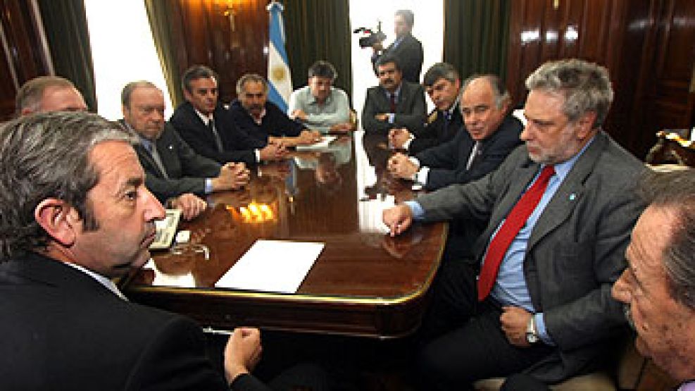 Cobos y Llambías en primer plano. El vicepresidente mantiene un contacto regular con la mesa de enlace.
