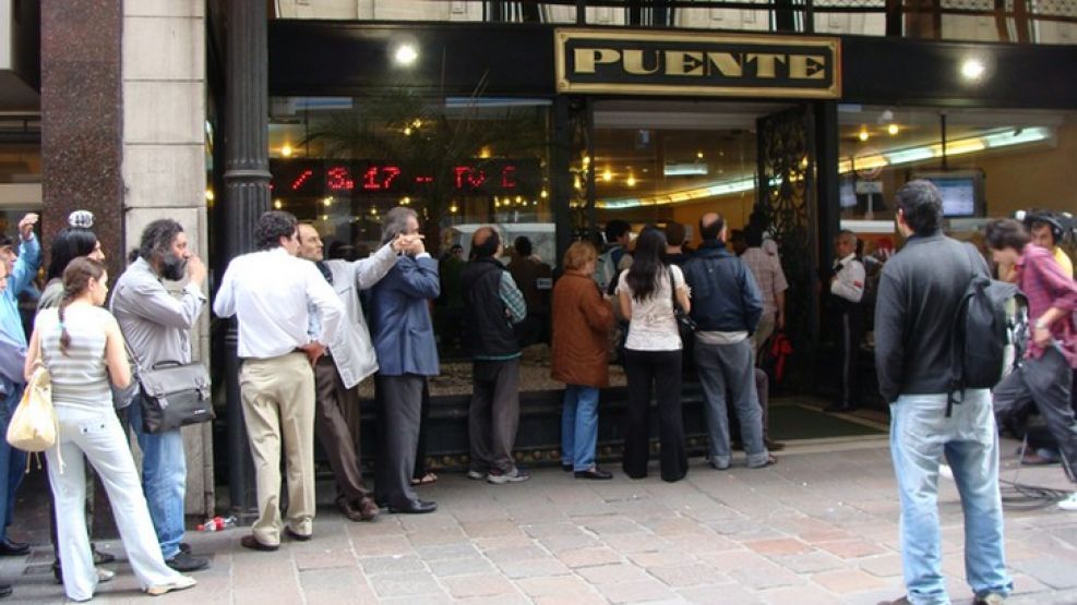 Largas colas para comprar dólares. 