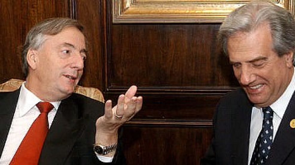 Néstor Kirchner, Tabaré Vázquez y una decisión que empeora la relación bilateral.
