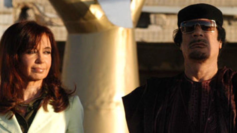 Cristina de Kirchner junto a Muammar Kadhafi 