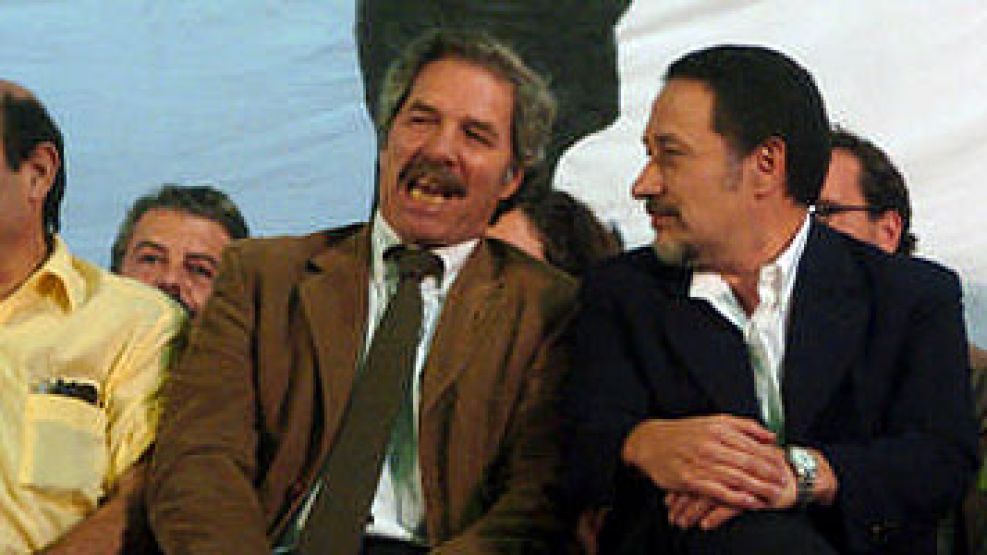 Tumini y Ceballos flanqueando a Solá en un acto en 2006. Los tres terminaron su idilio con Kirchner.