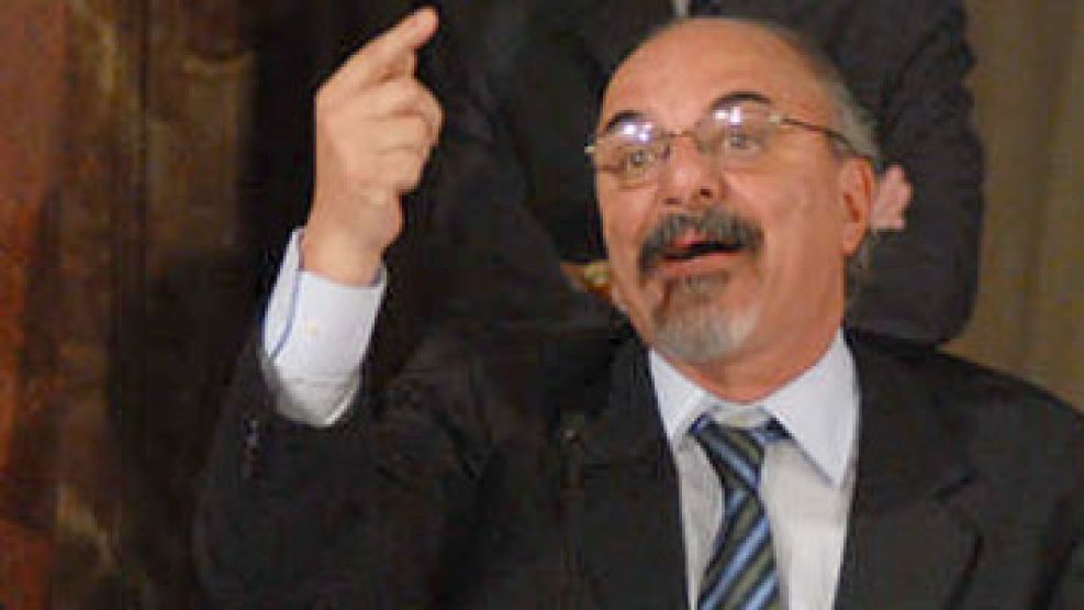 El ministro de Trabajo Carlos Tomada arremetió contra los que criticaron las medidas oficiales.