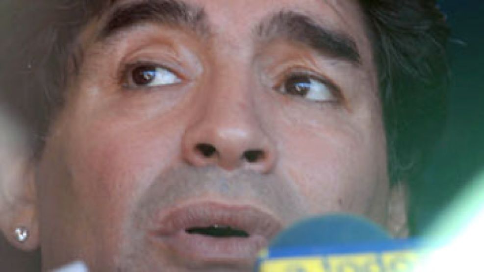 Maradona habría encendido un cigarro que activó la alarma.