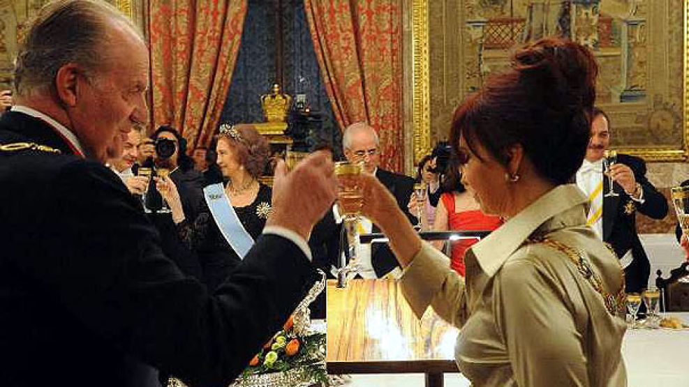 Cristina brinda con Juan Carlos, de fondo los elegantes Taiana y Alperovich.