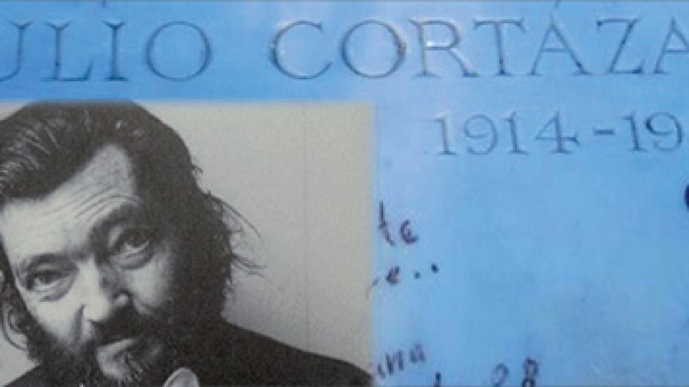 Los restos de Julio Cortázar descansan en el cementerio de Montparnasse, en París.