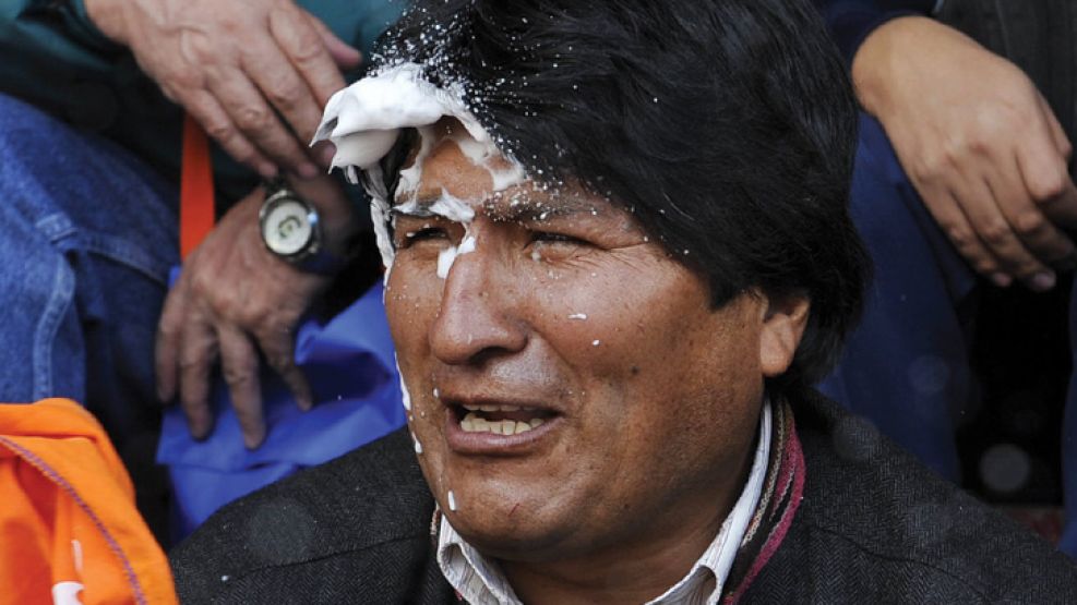 Distendido y con espuma en el rostro, el Presidente boliviano Evo Morales participa de las celebraciones de carnaval en Oruro.