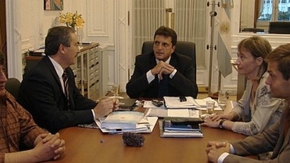 La gobernador y los intendentes fueguinos, junto a Sergio Massa.