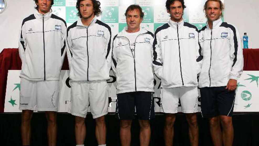 El equipo argentino de Copa Davis con su capitán, Modesto Vázquez.