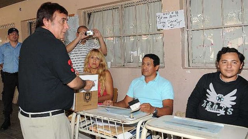 Una familia votando