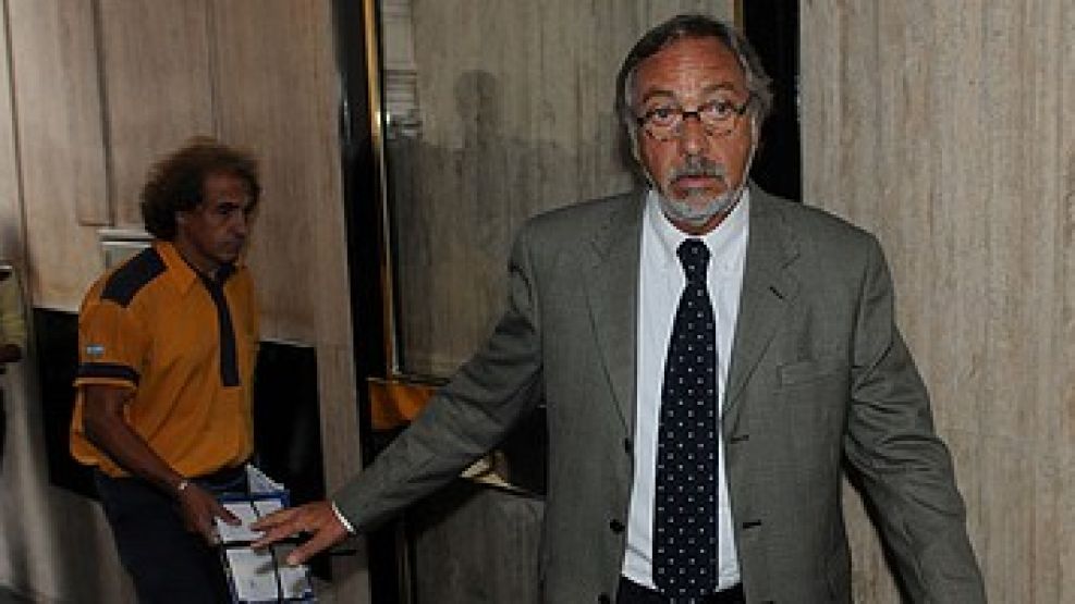 Luis Brandoni intenta entrar sin suerte para visitar al ex presidente Alfonsín.