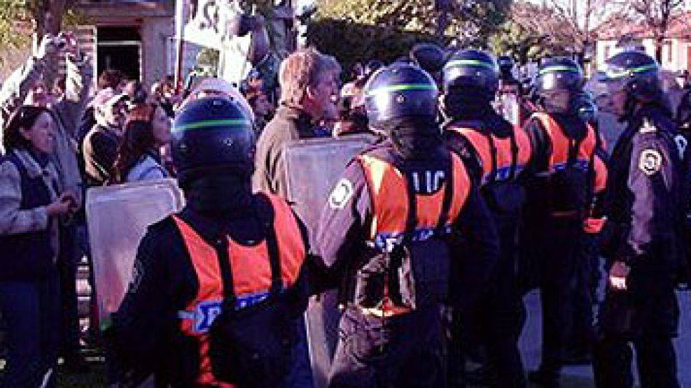 Policías mantienen alejados a los ruralistas que insultaban a Scioli en Lobería.