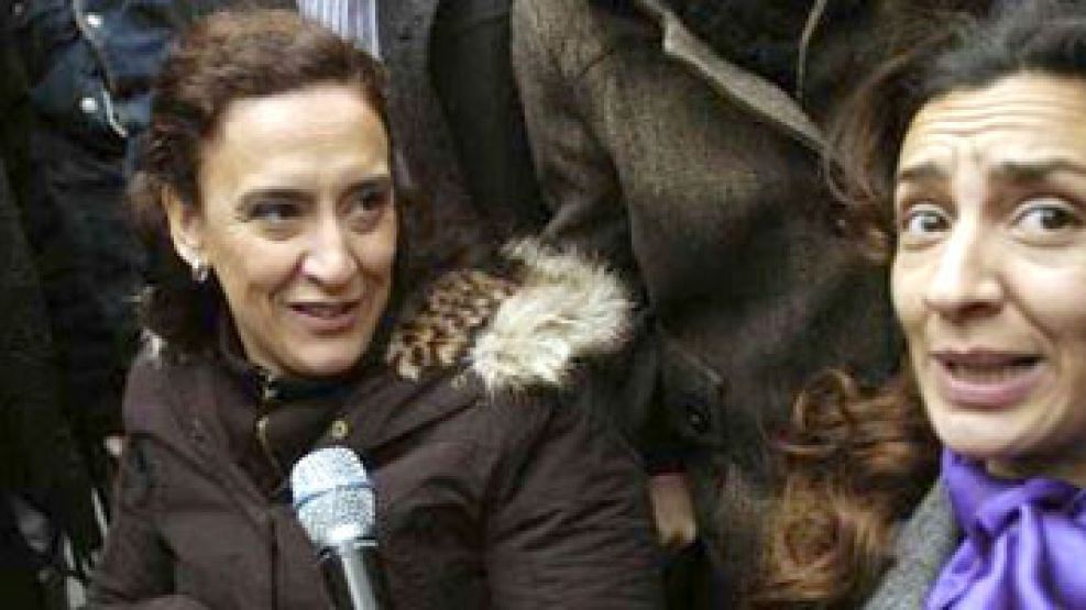 Anita Martínez junto a su imitada Gabriela Michetti el domingo electoral.