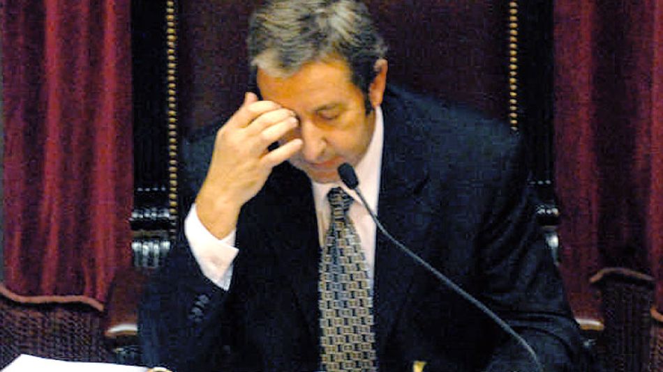 El Presidente del Senado, Julio Cobos, momentos antes de dar a conocer su voto negativo.