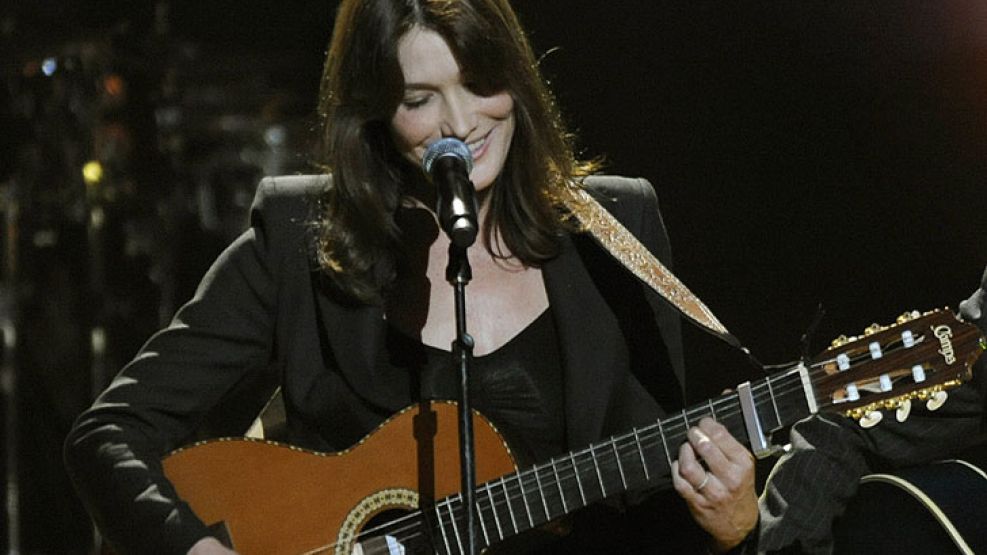 Carla Bruni cantó en exclusiva por el cumpleaños número 91 de Mandela.