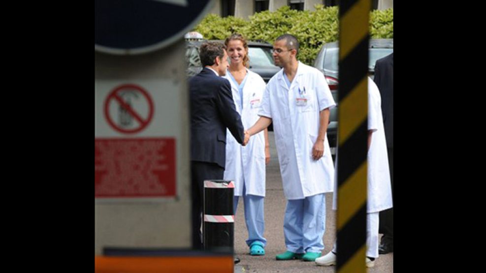 El presidente francés, Nicolas Sarkozy, abandona el hospital militar de París.